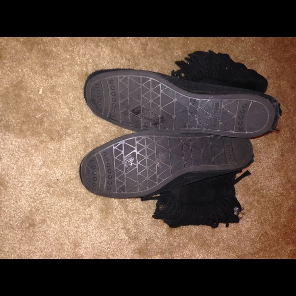 Minnetonka Fringe Boot Black 7 1/2. - Picture 4 of 4